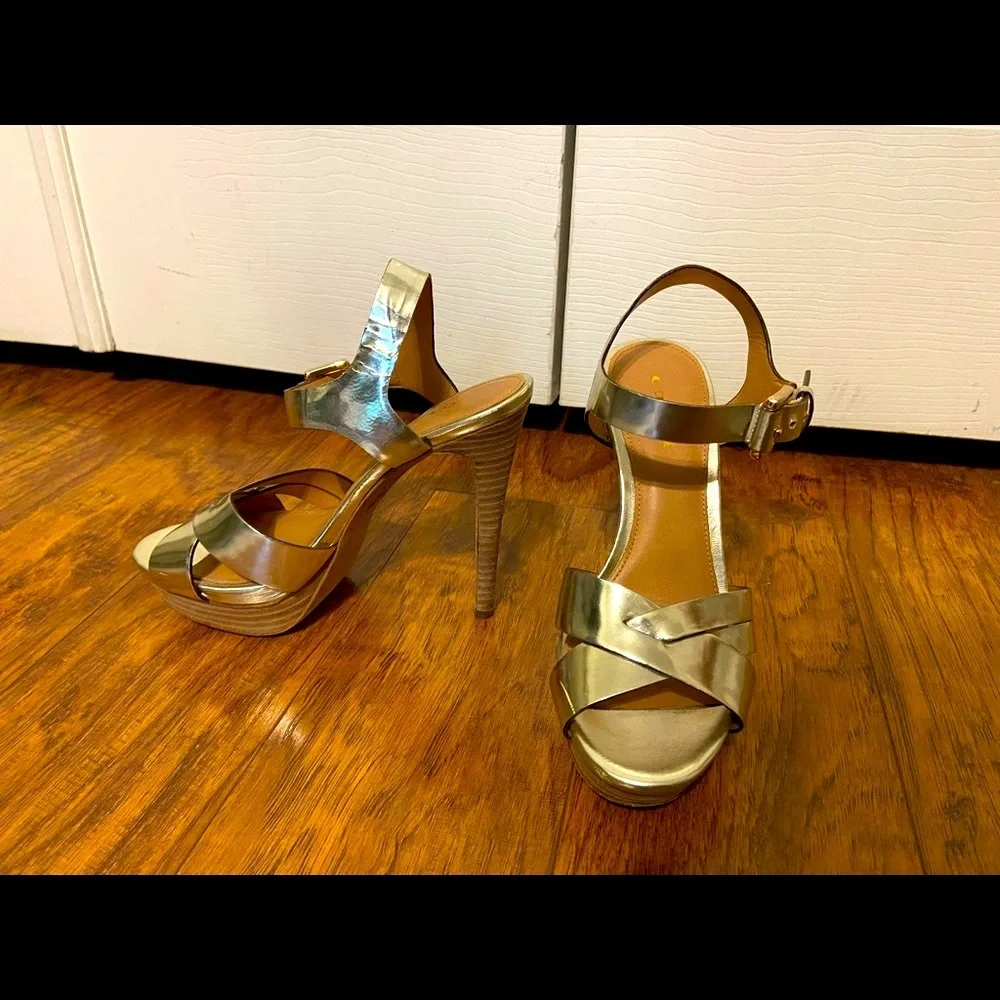 Gold Coach Heels Size 5.5 - Picture 4 of 10